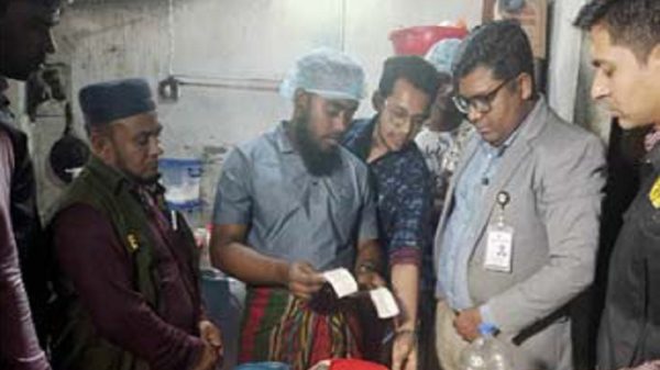 ময়মনসিংহে দুই রেস্টুরেন্টকে ভ্রাম্যমাণ আদালতের তিন লাখ টাকা জরিমানা