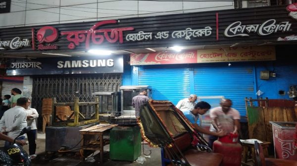 বগুড়ায় পঁচা মুরগির মাংস বিক্রির অভিযোগে রুচিতা হোটেল সিলগালা,২ লাখ টাকা জরিমানা