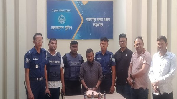 পঞ্চগড়ে কুখ্যাত মাদক ব্যবসায়ী ফেনসিডিলসহ আটক