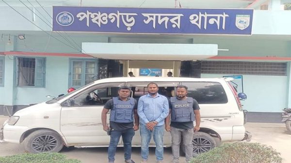 পঞ্চগড়ে আত্মসাৎকৃত মাইক্রোবাসসহ প্রতারক আটক