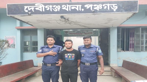 পঞ্চগড়ে হত্যা মামলার পলাতক আসামী মাদারীপুর হতে আটক