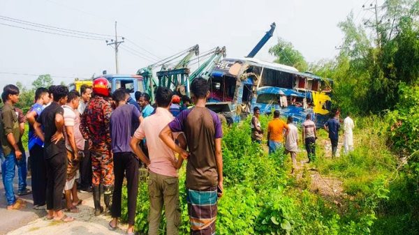 ঢাকা-চট্রগ্রাম মহাসড়কে নিয়ন্ত্রণ হারিয়ে বাস খাদে পড়ে নিহত-৫, আহত-১৫