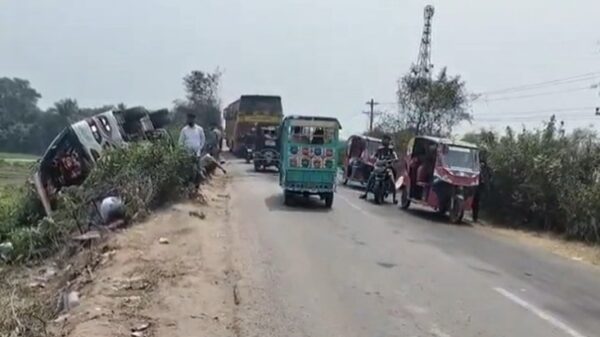 ব্রাহ্মণবাড়িয়ায় যাত্রীবাহী বাস নিয়ন্ত্রণ হারিয়ে খাদে পড়ে অন্তত ২৫ যাত্রী আহত