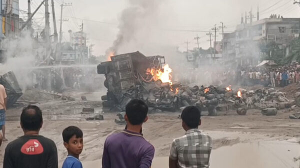 ব্রাহ্মণবাড়িয়ায় সিলিন্ডারবাহী ট্রাকে আগুন, বিকট শব্দে বিস্ফোরণ
