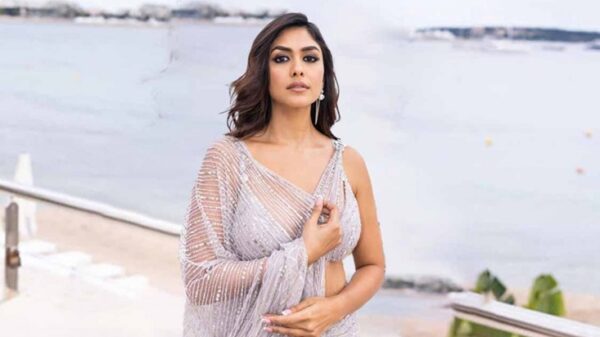 ঢোল বাজানো শিখেছেন ম্রুণাল  