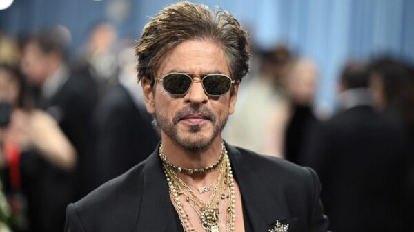 রাগ দেখানোর সুযোগ পান না শাহরুখ!