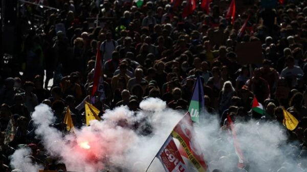 ফ্রান্সজুড়ে বিক্ষোভের মুখে ফরাসি সরকার