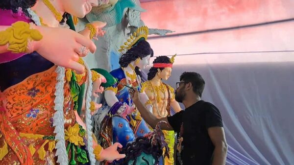 ব্রাহ্মণবাড়িয়ায় শারদীয় দুর্গাপূজার শেষ মুহূর্তের প্রস্তুতি, রং তুলির আঁচড়ে ফুঁটে উঠছে প্রতিমা