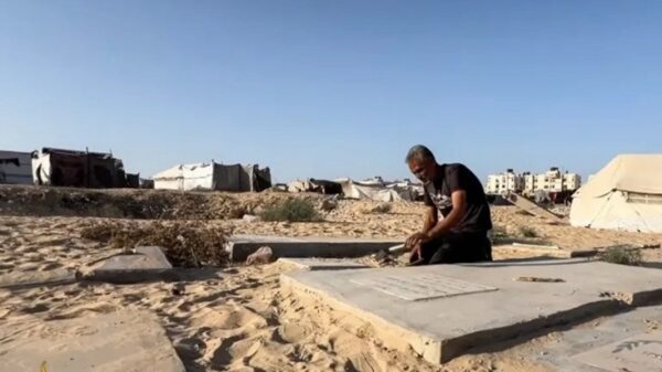 গাজায় এখন কবরস্থানই বেঁচে থাকা মানুষের শেষ আশ্রয়