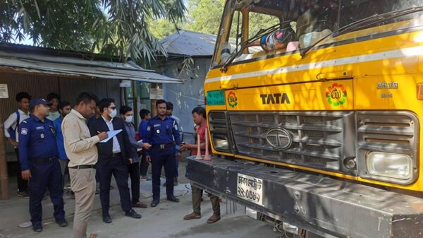 তেঁতুলিয়ায় মোবাইল কোর্টে বায়ু ও শব্দ দুষনে ব্যবসায়ী ও চালকদের জরিমানা