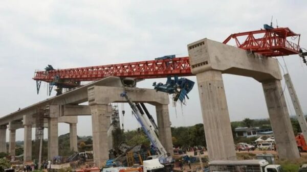 থাইল্যান্ডে চলন্ত ট্রেনে ক্রেন ধসে নিহত বেড়ে ৩২