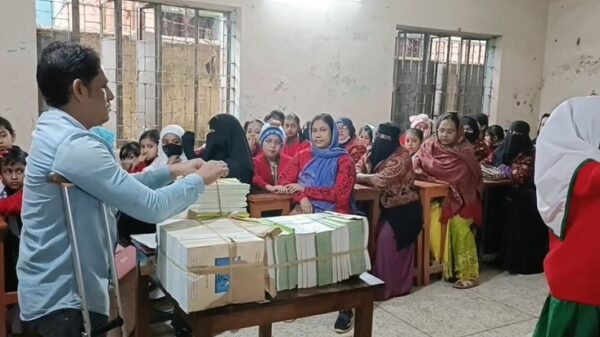 নতুন বছরে ব্রাহ্মণবাড়িয়ার শিক্ষার্থীদের হাতে নতুন বই